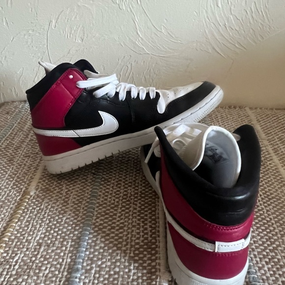 Air Jordan 1 Retro High - Picture 2 of 4